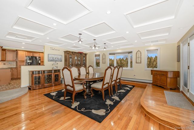 3 Aron Street, Smithtown, NY 11787