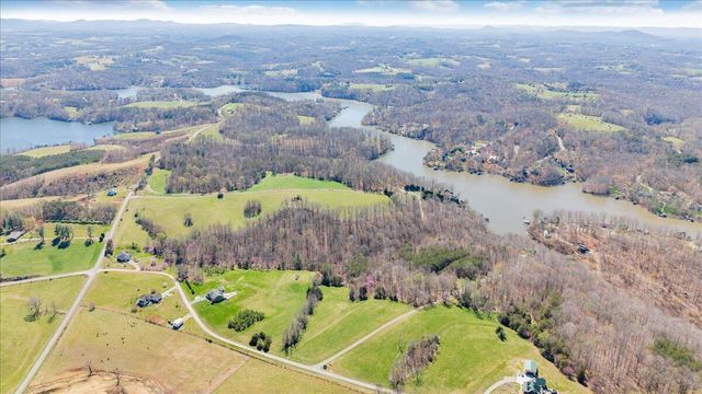 239 Blackwater Landing DR, Wirtz, VA 24184