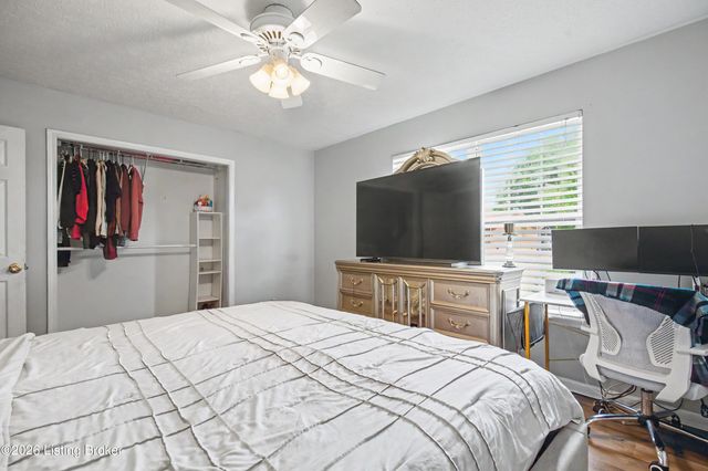3112 Pine Trace Ct, Louisville, KY 40272