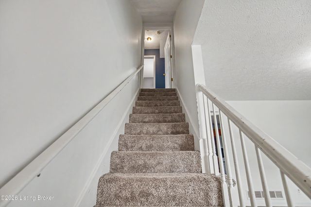 3112 Pine Trace Ct, Louisville, KY 40272
