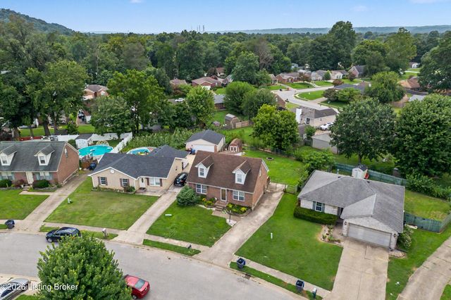 3112 Pine Trace Ct, Louisville, KY 40272