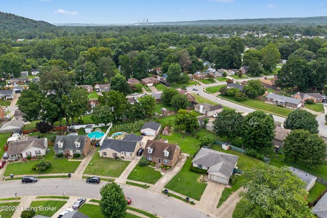 3112 Pine Trace Ct, Louisville, KY 40272