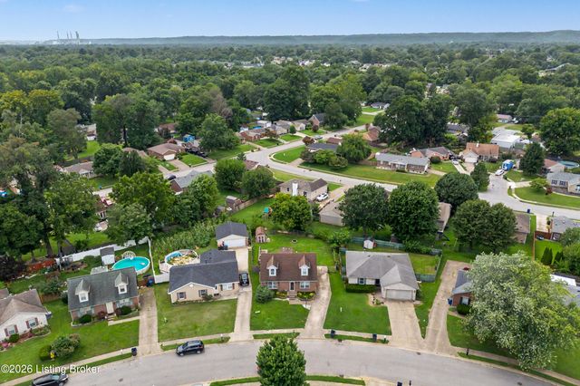 3112 Pine Trace Ct, Louisville, KY 40272