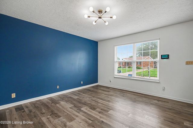 3112 Pine Trace Ct, Louisville, KY 40272