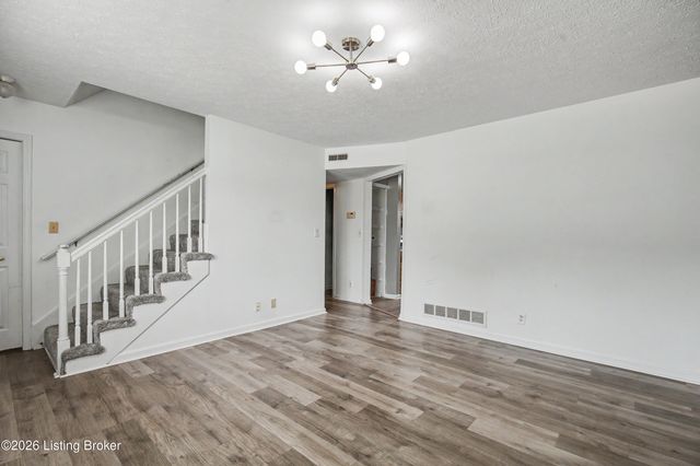 3112 Pine Trace Ct, Louisville, KY 40272