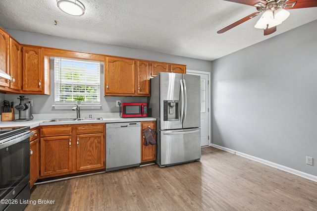 3112 Pine Trace Ct, Louisville, KY 40272