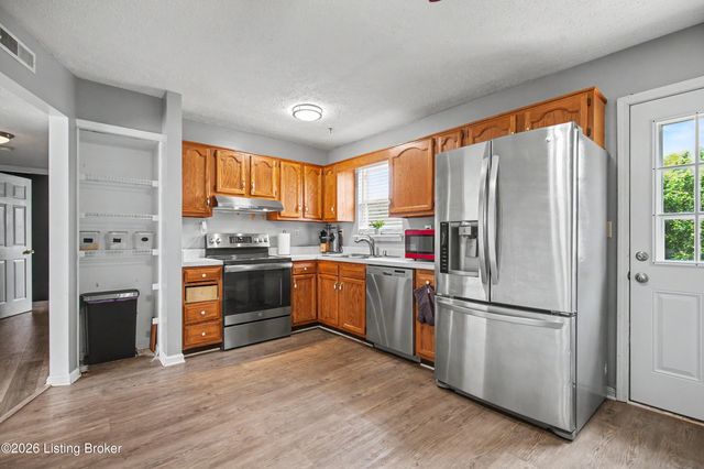 3112 Pine Trace Ct, Louisville, KY 40272