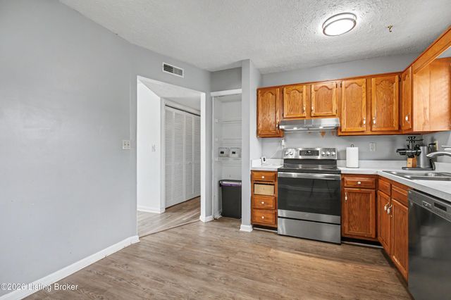3112 Pine Trace Ct, Louisville, KY 40272