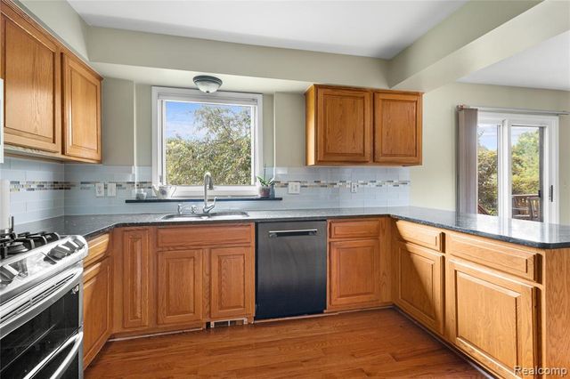 530 Lexington Drive, Rochester Hills, MI 48307