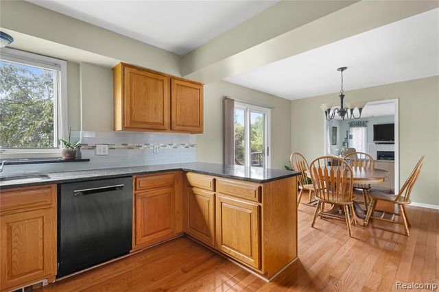 530 Lexington Drive, Rochester Hills, MI 48307