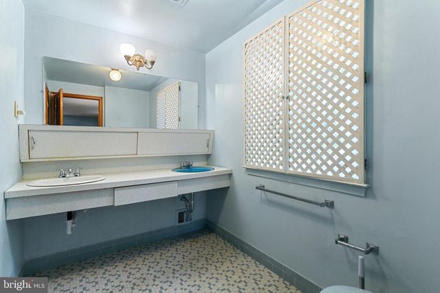 2015 KERWOOD DR, Broomall, PA 19008