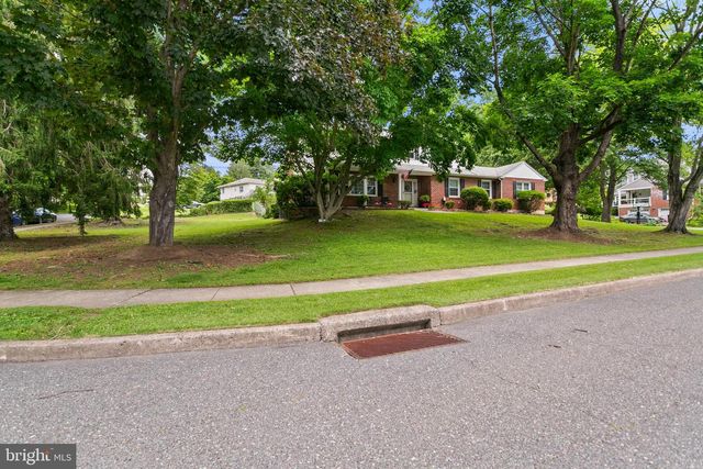 2015 KERWOOD DR, Broomall, PA 19008