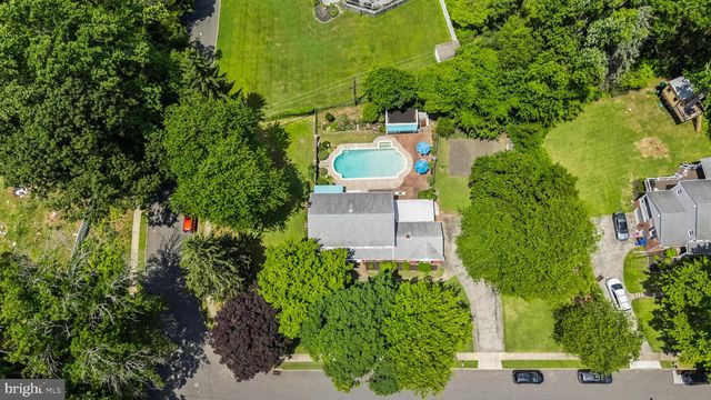 2015 KERWOOD DR, Broomall, PA 19008