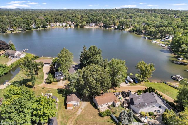 9439 Garforth Drive, White Lake Charter Township, MI 48386