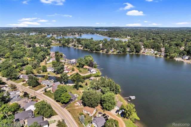 9439 Garforth Drive, White Lake Charter Township, MI 48386