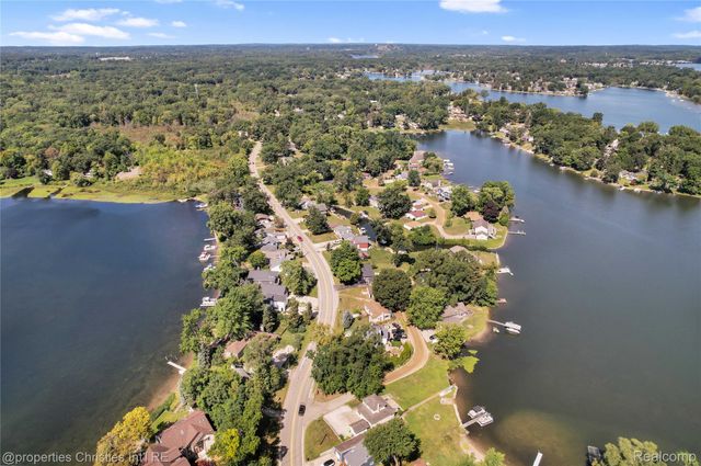 9439 Garforth Drive, White Lake Charter Township, MI 48386