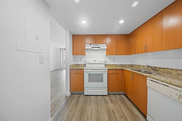 3300 NE 192nd Street 915, Aventura, FL 33180