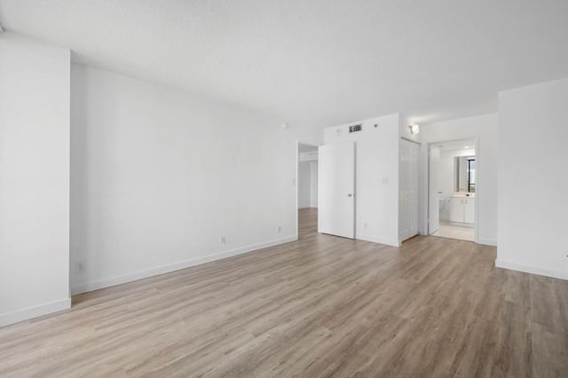 3300 NE 192nd Street 915, Aventura, FL 33180