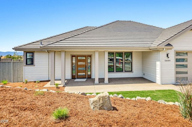 5609 Fallbrook Lane, Medford, OR 97504
