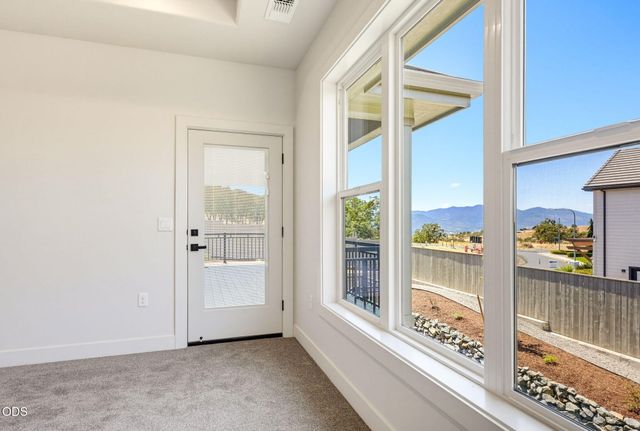 5609 Fallbrook Lane, Medford, OR 97504