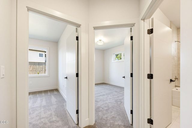 5609 Fallbrook Lane, Medford, OR 97504