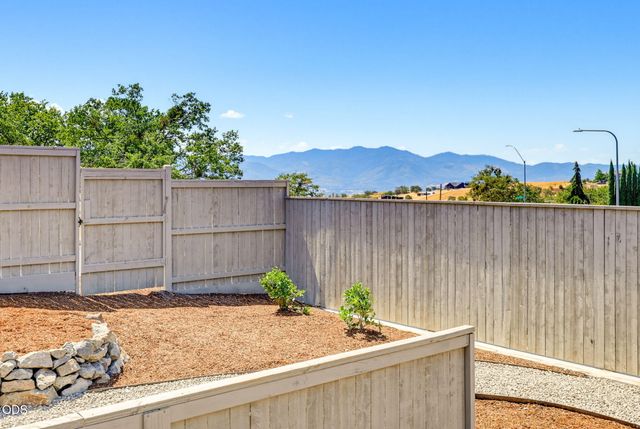 5609 Fallbrook Lane, Medford, OR 97504