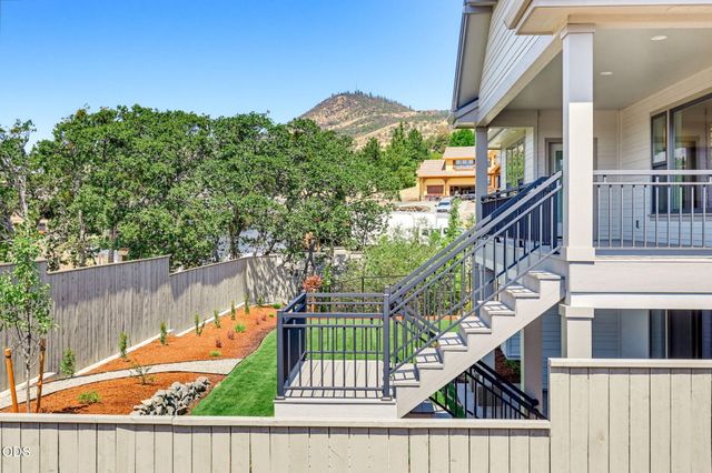 5609 Fallbrook Lane, Medford, OR 97504