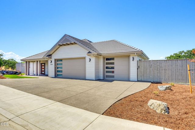 5609 Fallbrook Lane, Medford, OR 97504