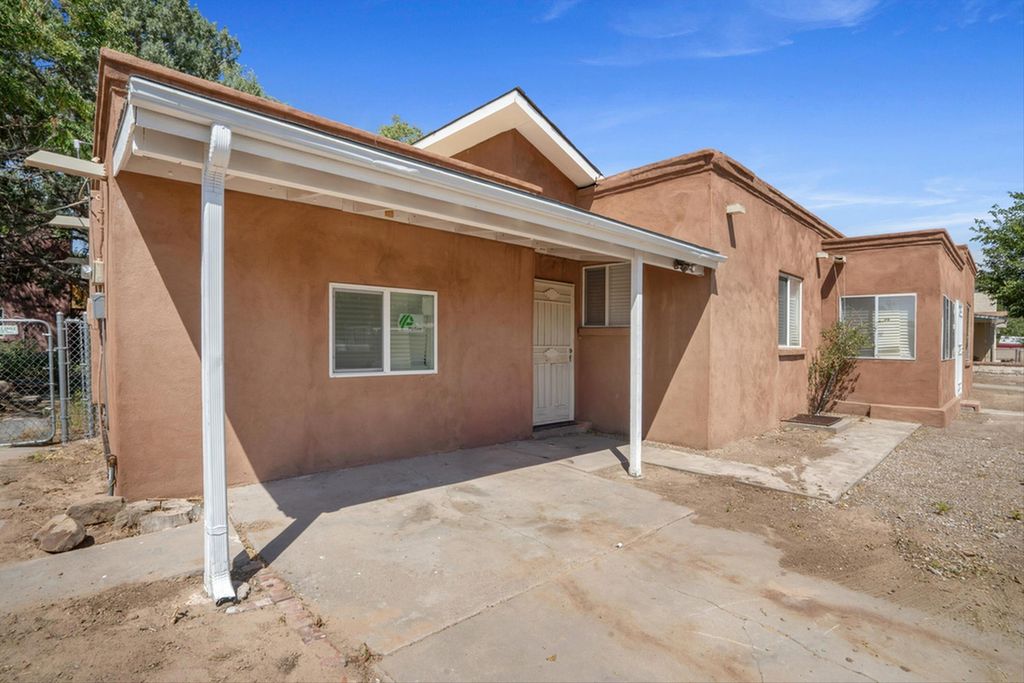 305 56TH Street SW, Albuquerque, NM 87121