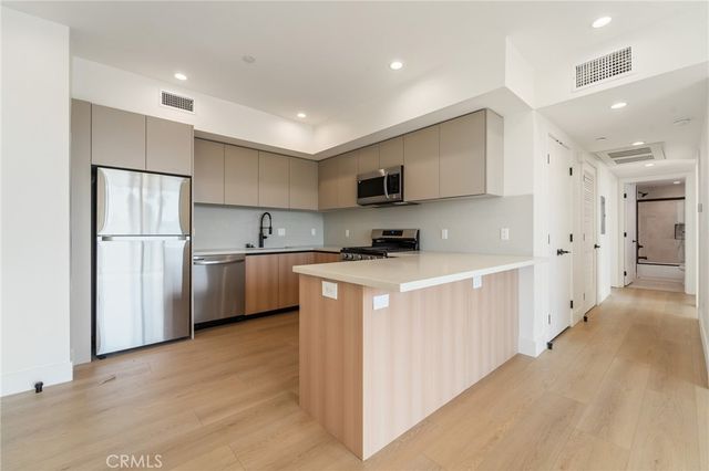 7510 Sepulveda Boulevard 304, Van Nuys, CA 91405