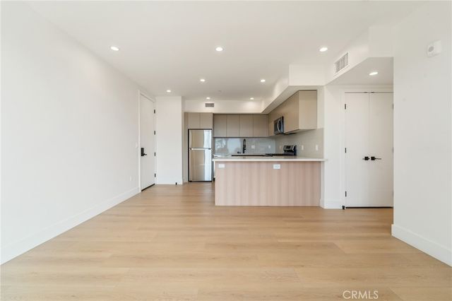 7510 Sepulveda Boulevard 304, Van Nuys, CA 91405