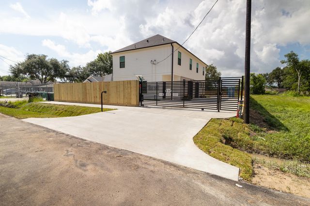5036 Mallow Street A, Houston, TX 77033