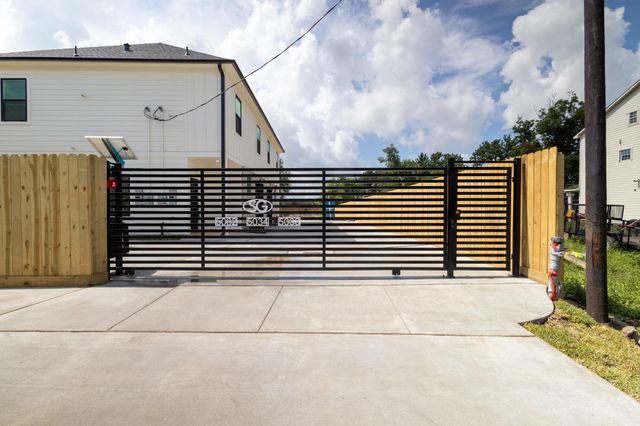 5036 Mallow Street A, Houston, TX 77033