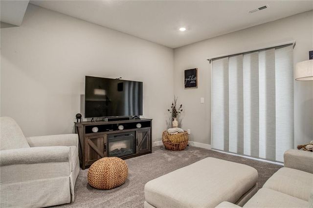 2102 SW Holdbrooks Drive, Lee's Summit, MO 64082