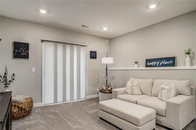 2102 SW Holdbrooks Drive, Lee's Summit, MO 64082