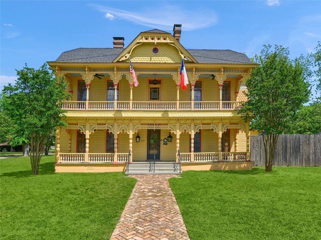 220 W 6th Street, Bonham, TX 75418