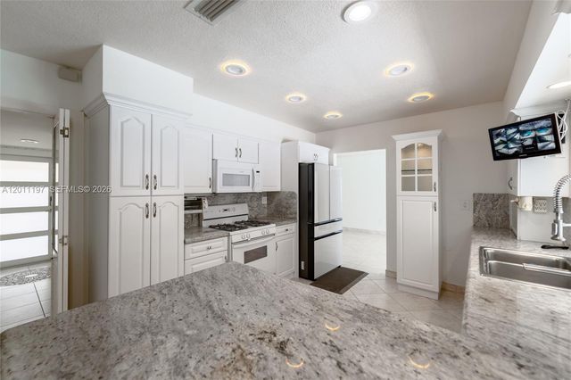 7410 Loch Ness Dr, Miami Lakes, FL 33014