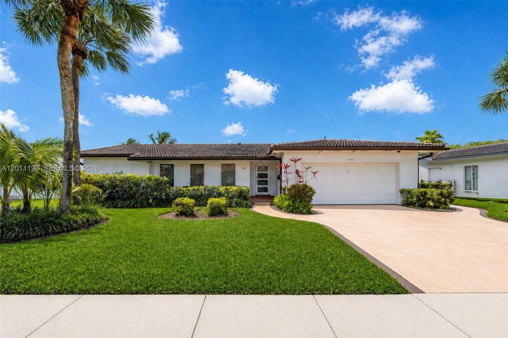 7410 Loch Ness Dr, Miami Lakes, FL 33014