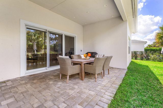 9256 Crestview Circle, Palm Beach Gardens, FL 33412
