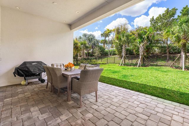 9256 Crestview Circle, Palm Beach Gardens, FL 33412
