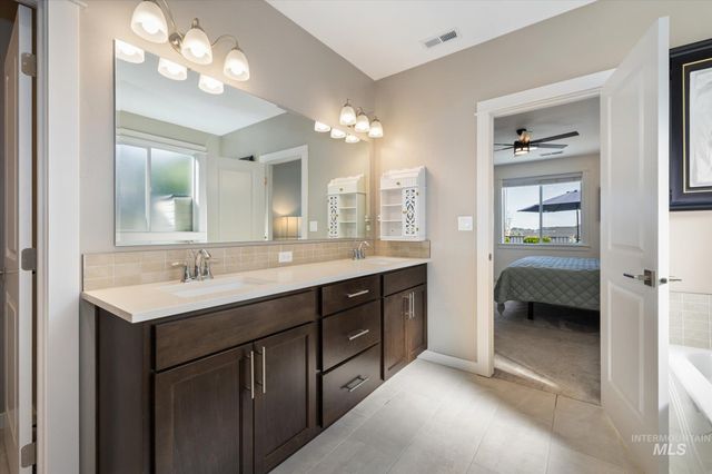 10505 W Thimbleberry Dr, Star, ID 83669