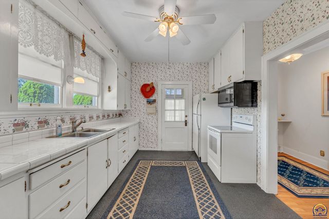 240 SW Fairlawn RD, Topeka, KS 66606