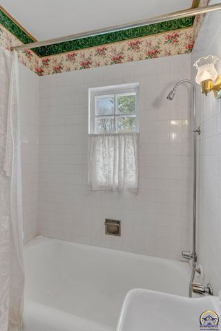 240 SW Fairlawn RD, Topeka, KS 66606
