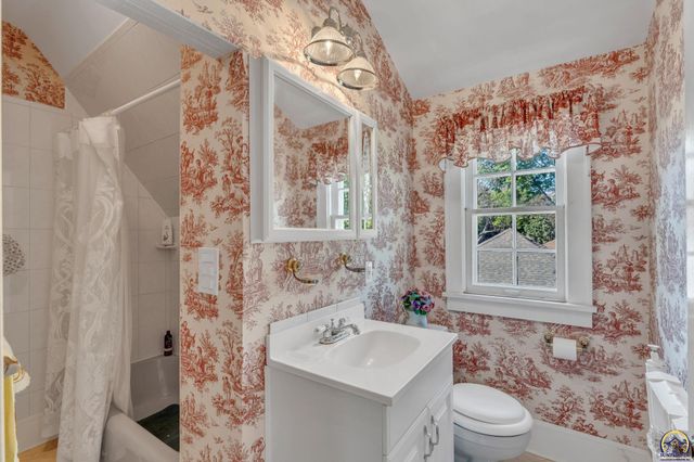 240 SW Fairlawn RD, Topeka, KS 66606