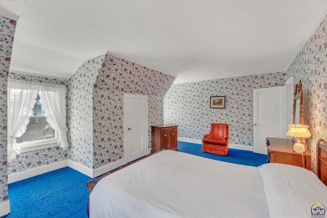 240 SW Fairlawn RD, Topeka, KS 66606