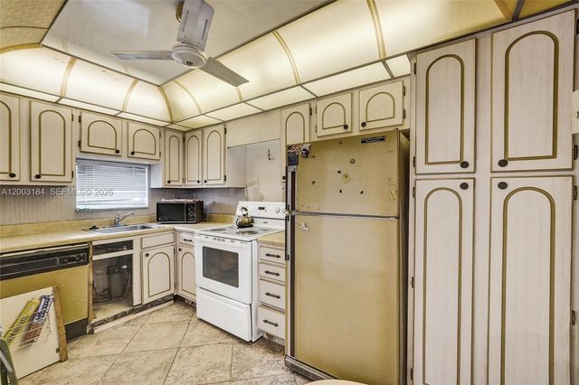 811 S Hollybrook Drive 207, Pembroke Pines, FL 33025