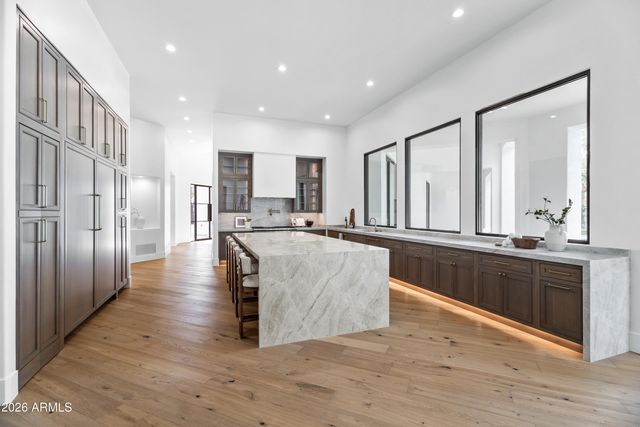 7180 E BELMONT Avenue, Paradise Valley, AZ 85253