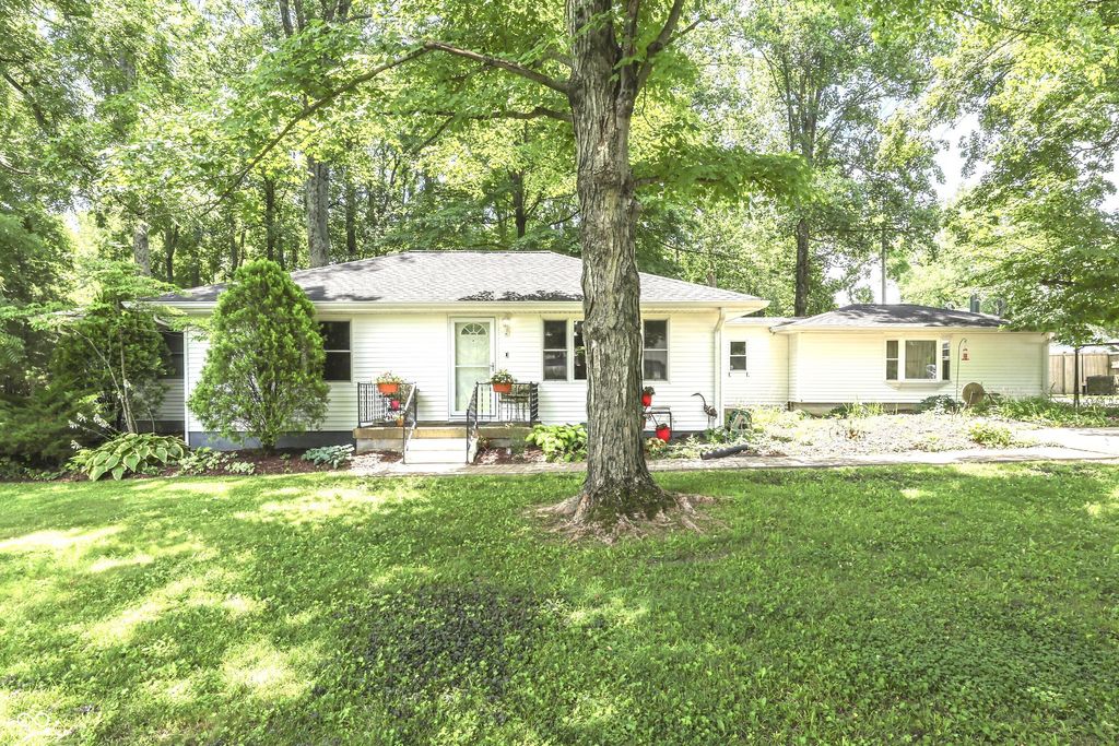 5621 W Smokey Row Road W, Greenwood, IN 46143