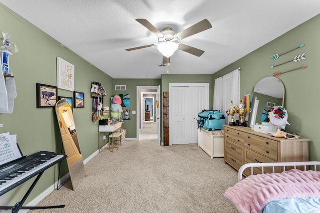431 N 8th Street, Leclaire, IA 52753