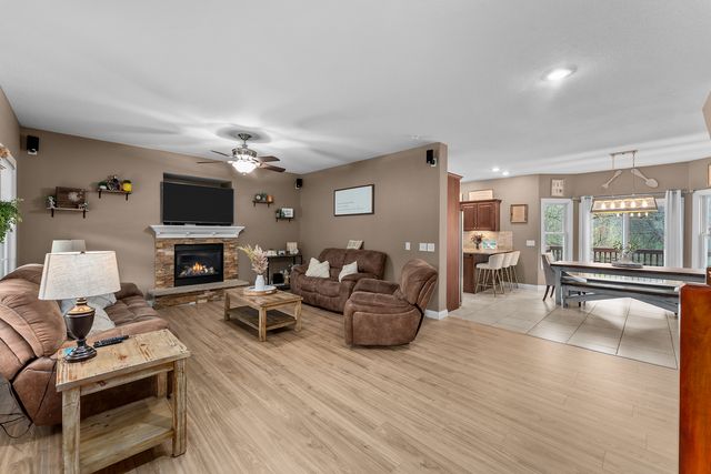 431 N 8th Street, Leclaire, IA 52753